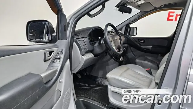 2014 Hyundai Starex 5-Seater VAN, photograph 5