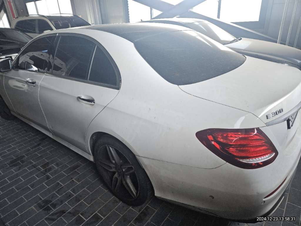 2017 Mercedes-Benz E300, photograph 4