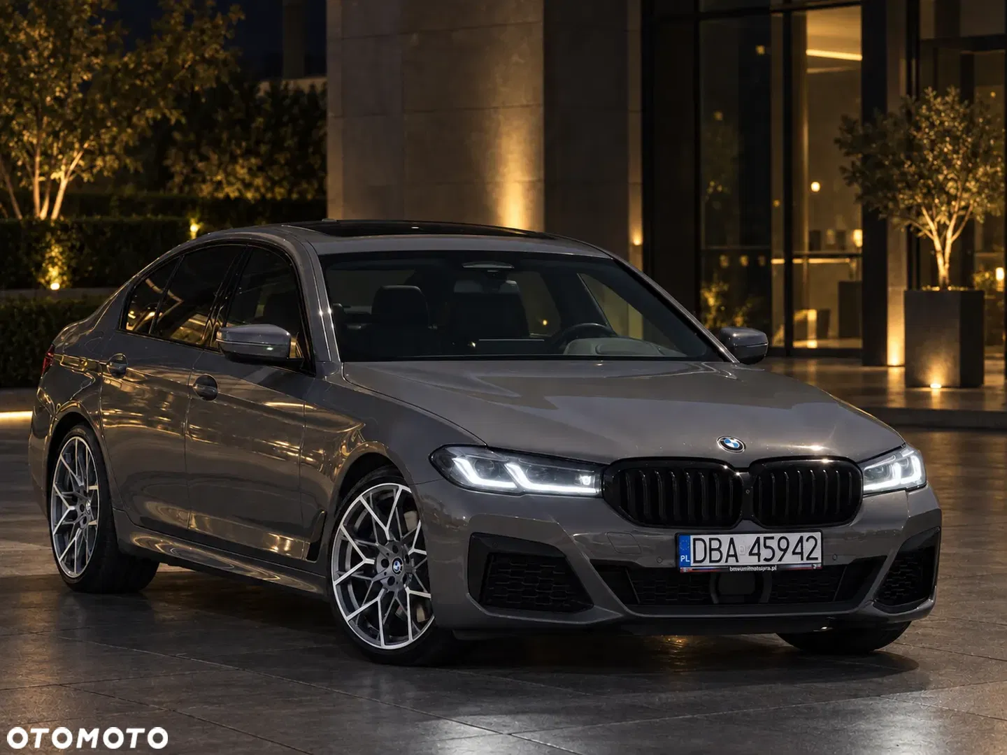 2021 BMW Seria 5 M550i xDrive, photograph 4