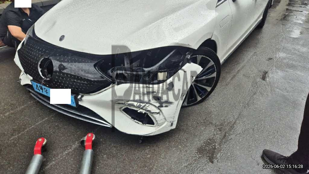 2022 Mercedes-Benz EQE350 +, photograph 2