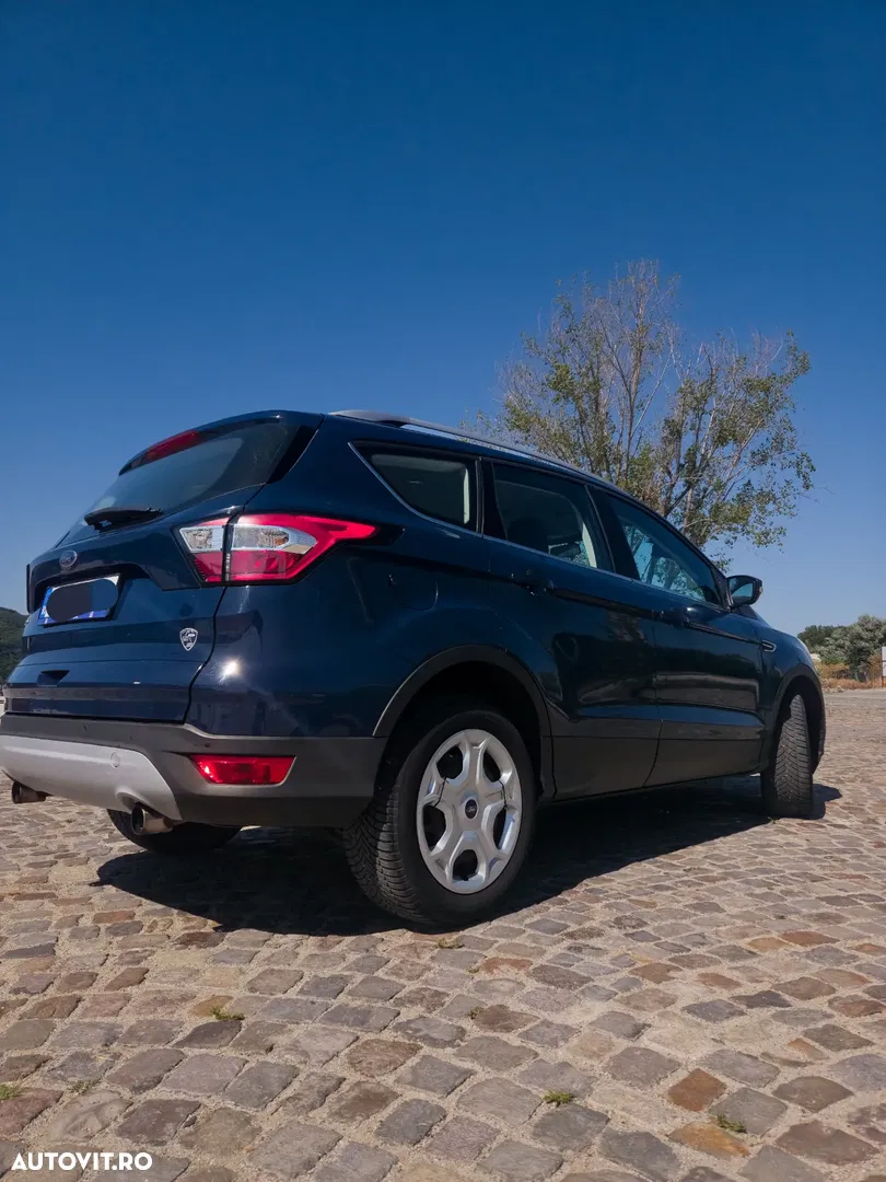 2017 Ford Kuga 1.5 TDCi 2x4 Business Edition, photograph 3