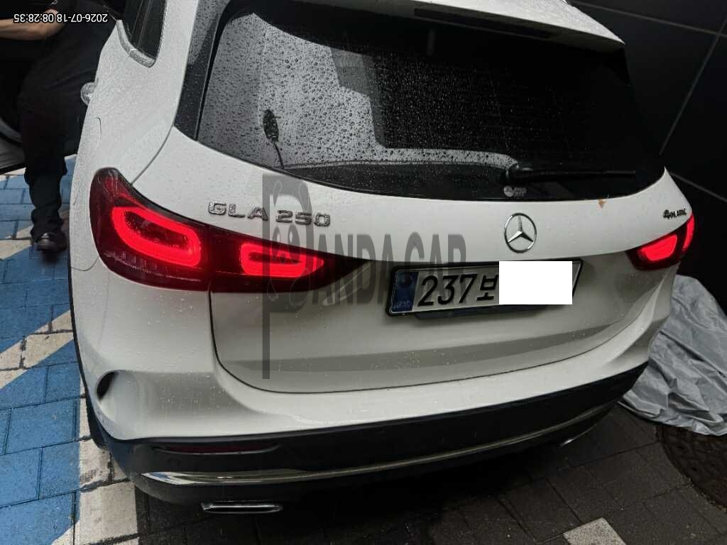 2020 Mercedes-Benz GLA250 4MATIC, photograph 3