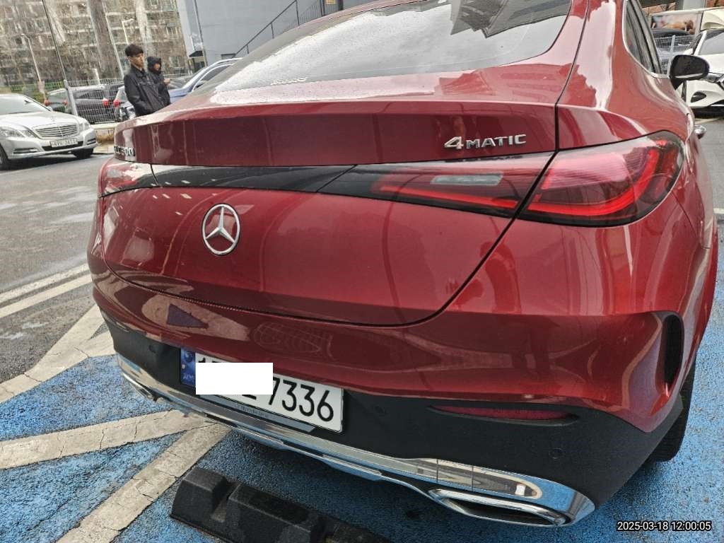 2024 Mercedes-Benz GLC 300 4MATIC Coupe, photograph 2