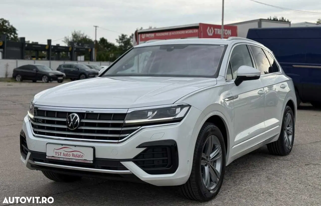 2022 Volkswagen Touareg, photograph 2