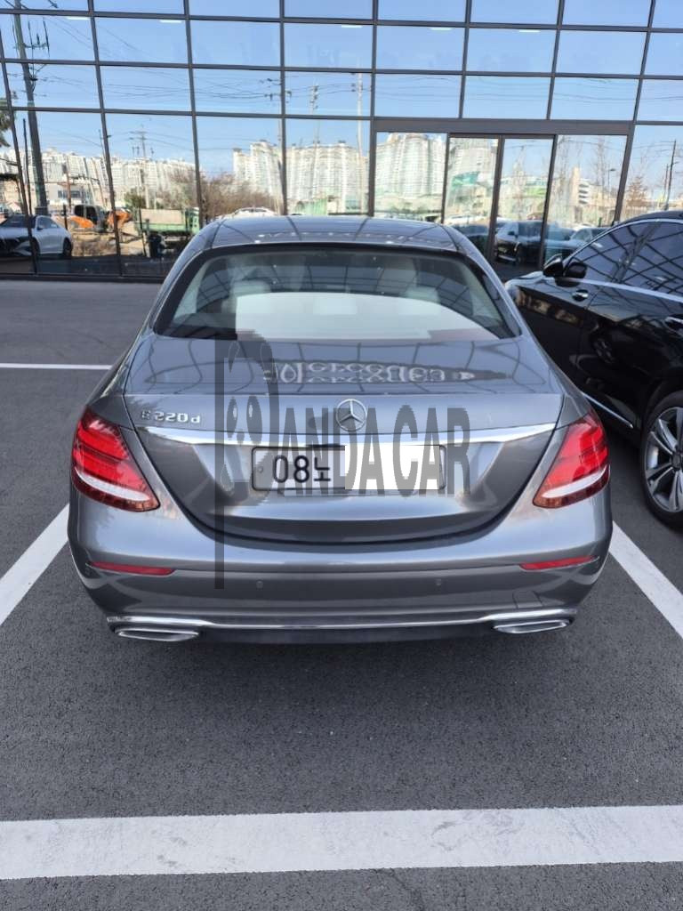 2017 Mercedes-Benz E220 d, photograph 2