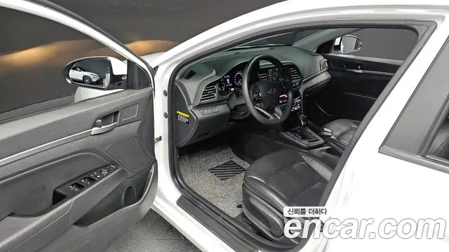 Hyundai AVANTE 1.6 — photo 1 of 20