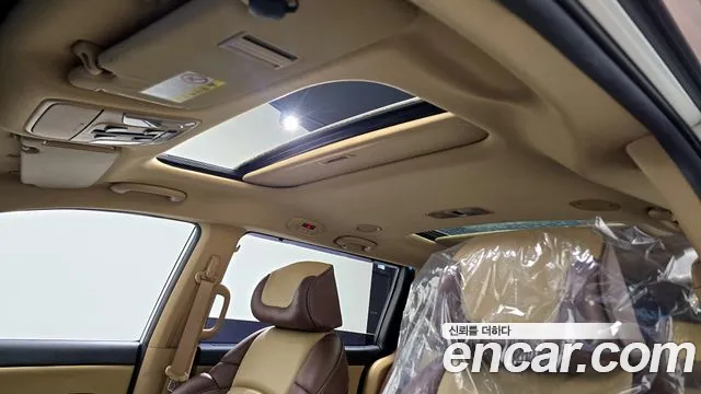 Kia Canival 9-seater Prestige — photo 1 of 20