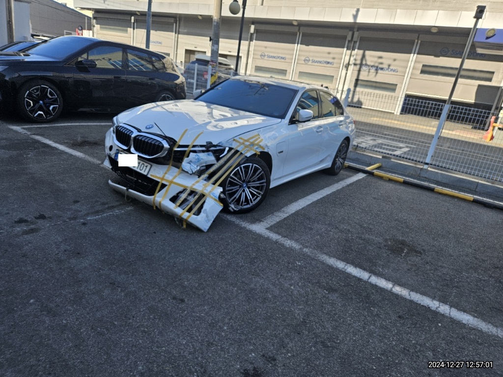 2022 BMW 320e, photograph 2