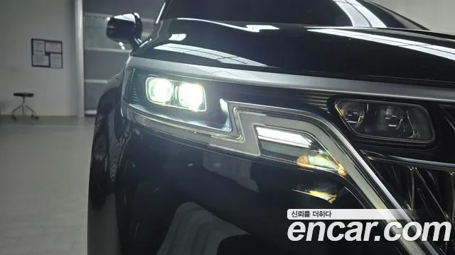 Kia Canival Gasoline 9-Seater Prestige — photo 1 of 32