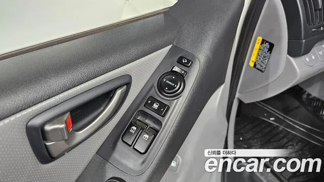 2020 Hyundai Starex 4WD Wagon 12-Seater, photograph 2