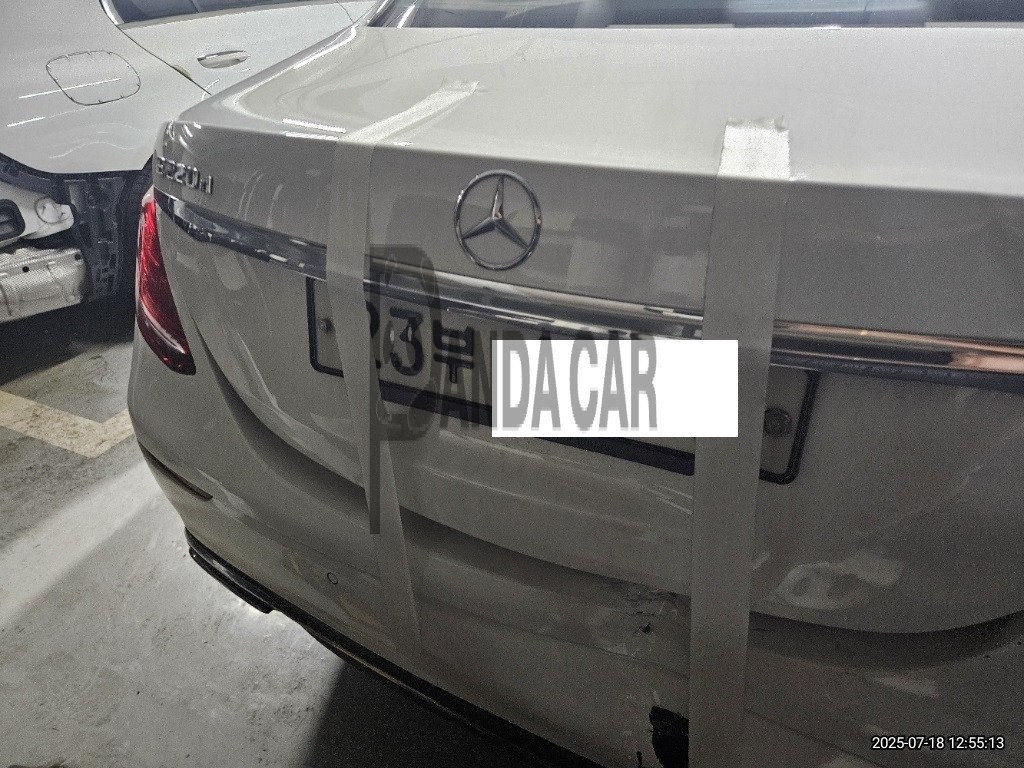 2017 Mercedes-Benz E220 d 4Matic, photograph 3