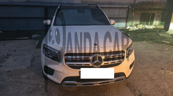 2021 Mercedes-Benz GLB220, photograph 1