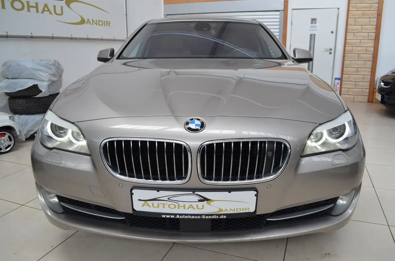2011 BMW 550 i xDrive ~Navi~Leder~GSD~Keyles~HuD~Soft~Nigh, photograph 3