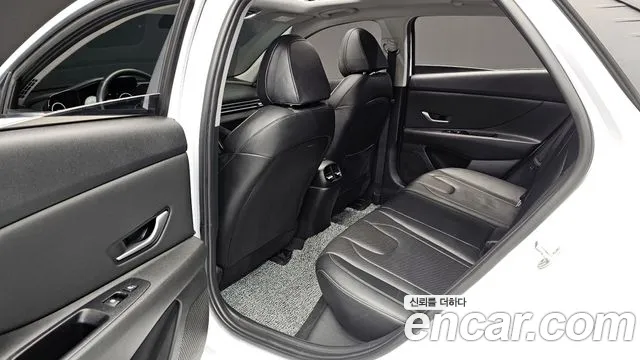 Hyundai AVANTE 1.6 — photo 1 of 20