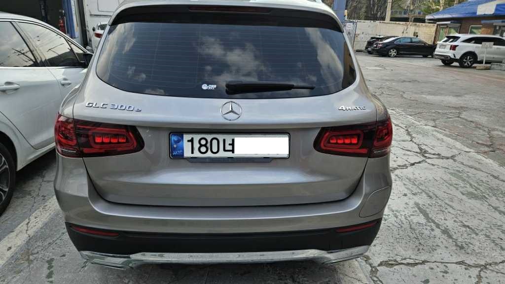 2021 Mercedes-Benz GLC300 e 4MATIC, photograph 4