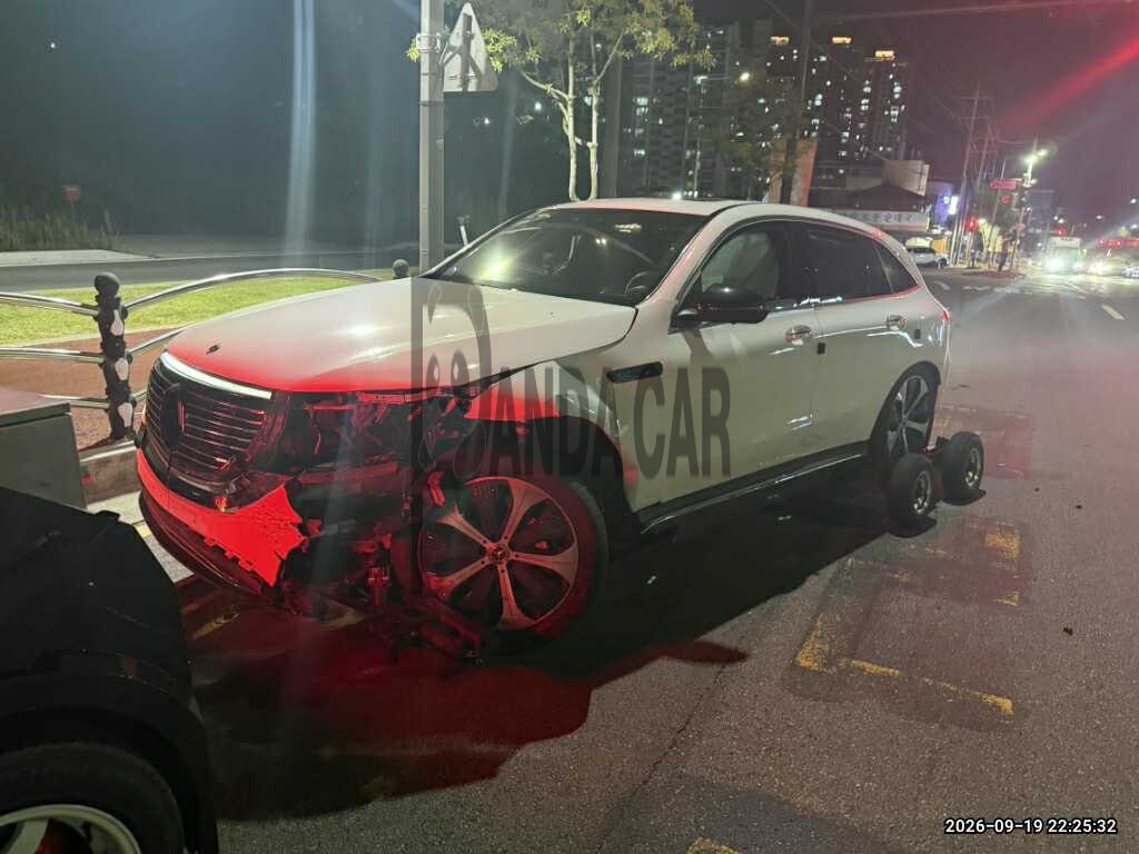 2020 Mercedes-Benz EQC 400 4MATIC, photograph 3