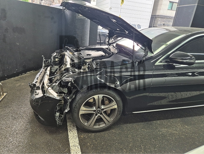 2019 Mercedes-Benz E300, photograph 2