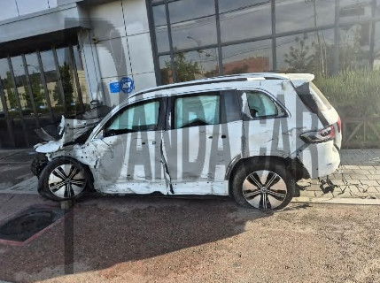 2024 Mercedes-Benz EQB300 4MATIC, photograph 2