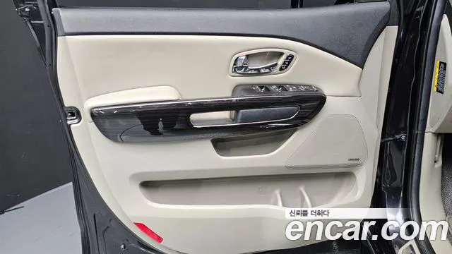 2019 Kia Canival 9-Seater Noblesse Special, photograph 1