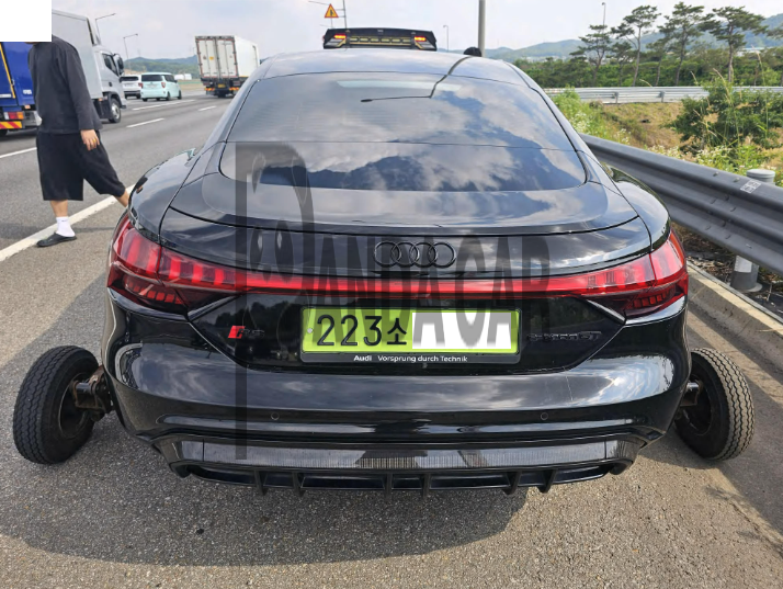 2022 Audi RS e-tron GT, photograph 1