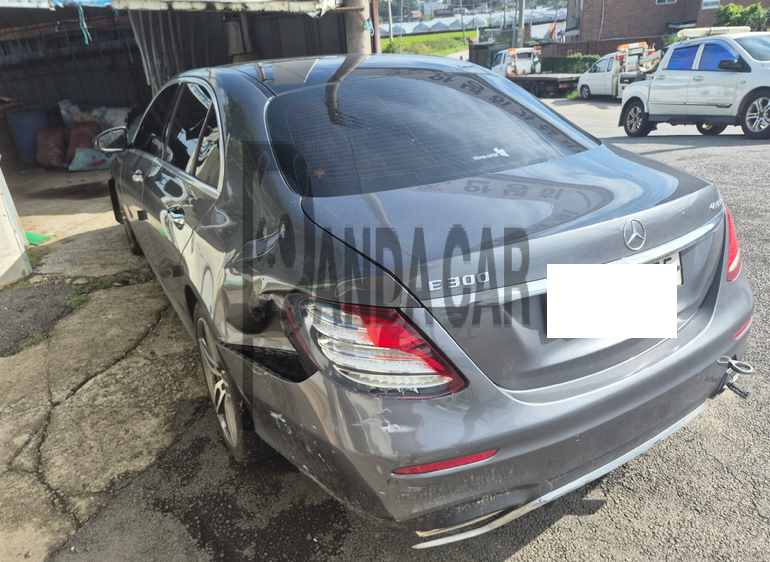 2020 Mercedes-Benz E 300 4MATIC, photograph 4
