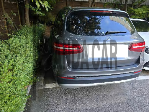 2019 Mercedes-Benz GLC350 e 4Matic, photograph 2