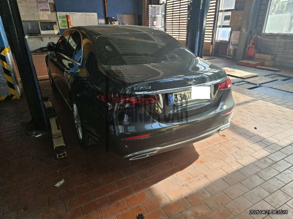 2022 Mercedes-Benz E250, photograph 4