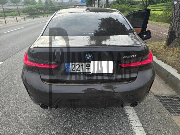 2025 BMW 320i, photograph 2