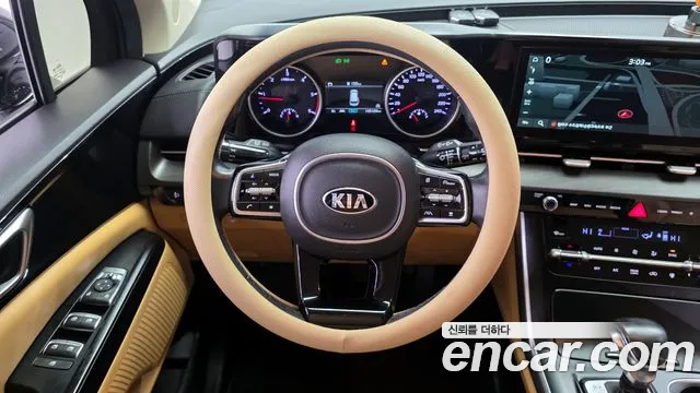 Kia Canival Diesel 9-Seater Prestige — photo 1 of 20