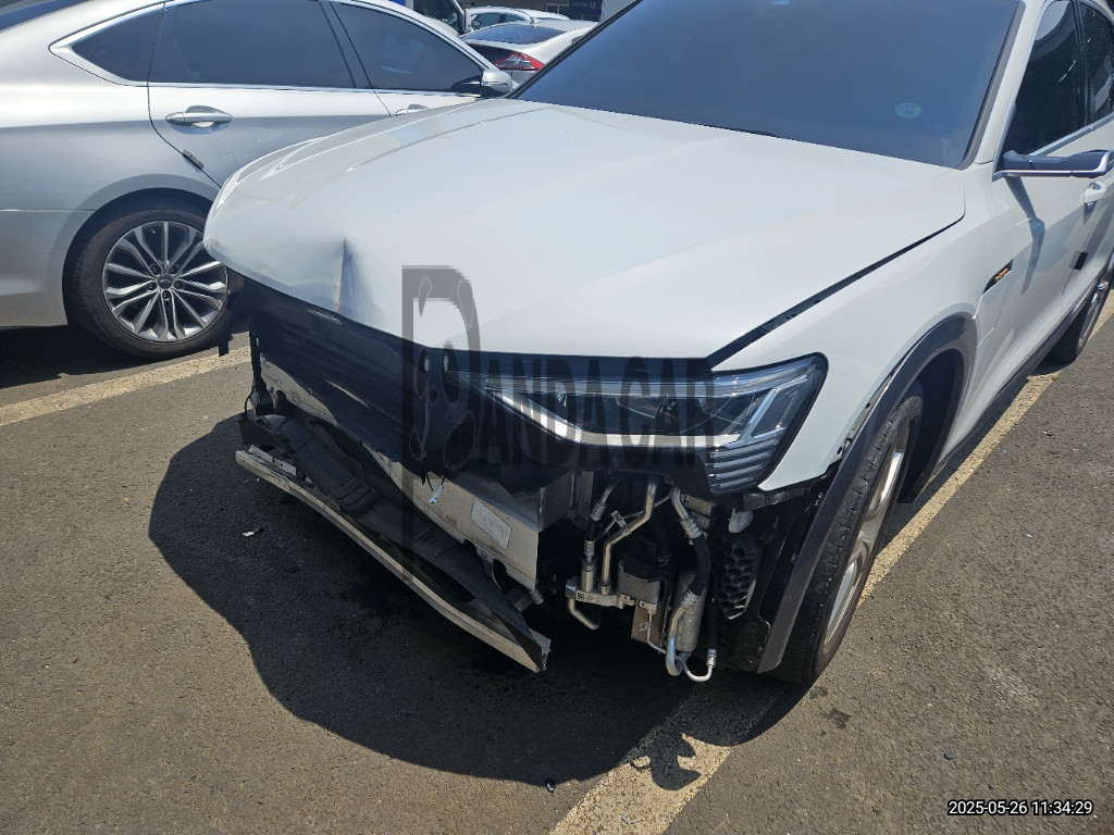 2022 Audi e-tron 50 quattro, photograph 3