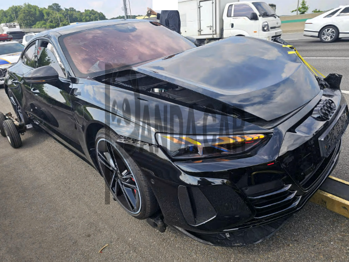 2022 Audi RS e-tron GT, photograph 2