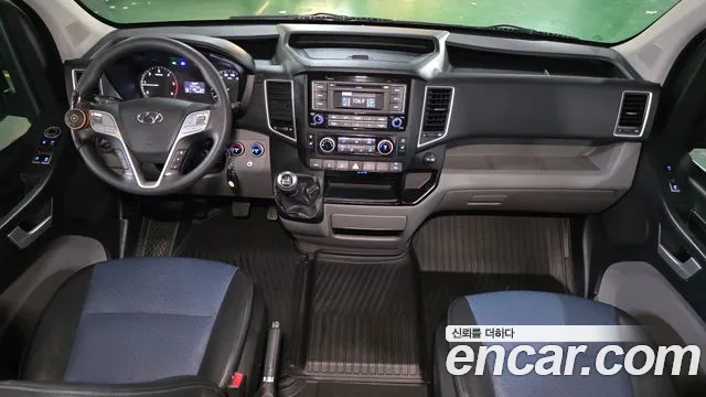 2015 Hyundai Solati 15-seater, photograph 3