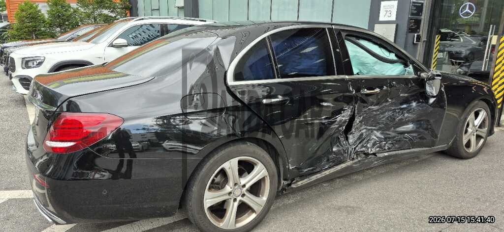 2017 Mercedes-Benz E220 d, photograph 3