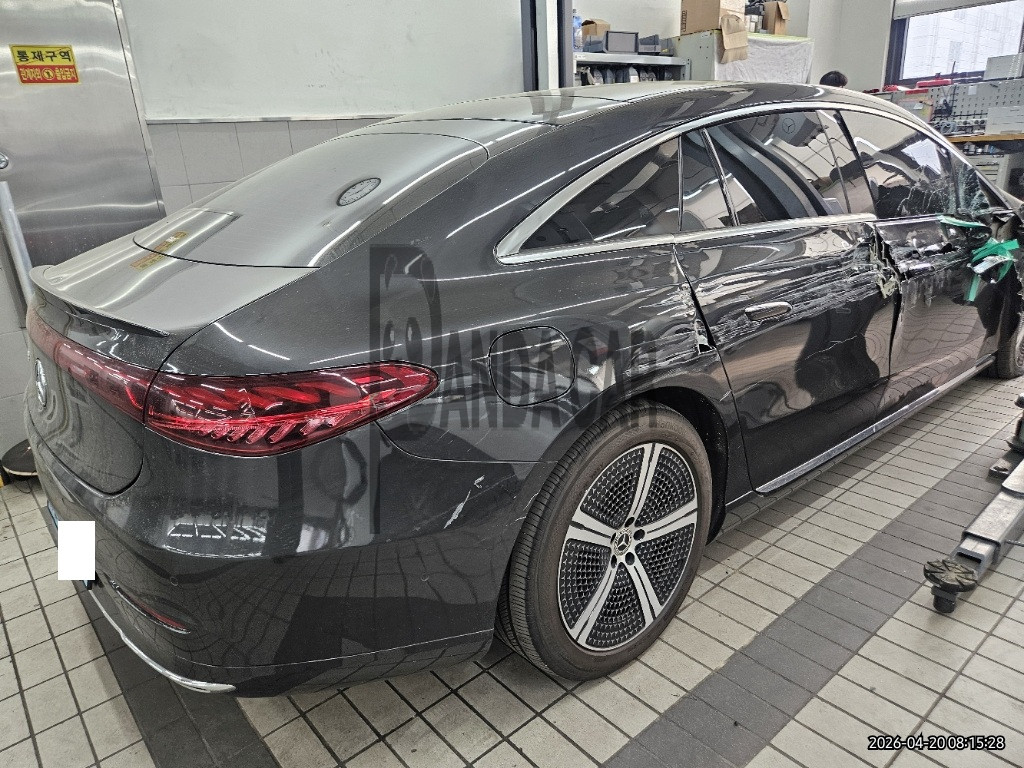 2022 Mercedes-Benz EQS450 +, photograph 2