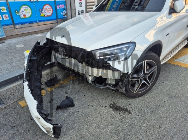 2020 Mercedes-Benz GLC300 e 4MATIC Coupe, photograph 2