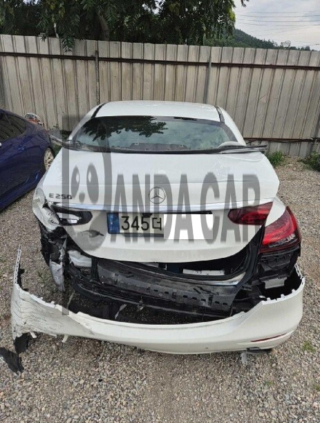 2021 Mercedes-Benz E250, photograph 2