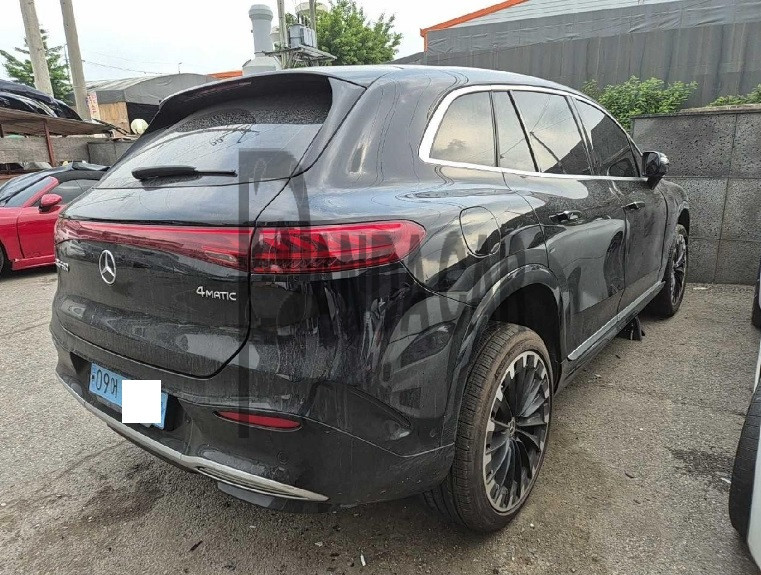 2023 Mercedes-Benz EQS580 4MATIC SUV, photograph 2