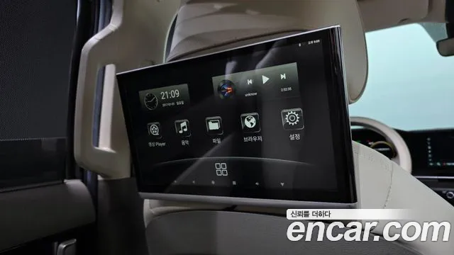 Kia Canival Diesel 9-Seater Signature — photo 1 of 36