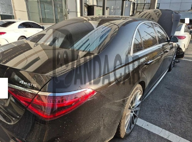 2022 Mercedes-Benz S500 4MATIC, photograph 2