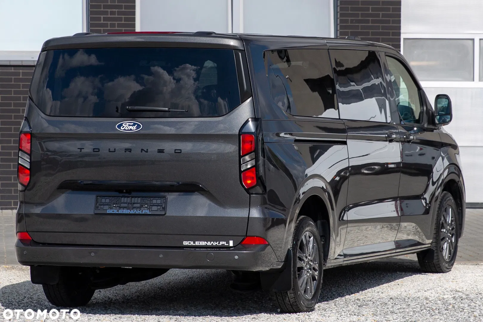 2025 Ford Tourneo Custom, photograph 2