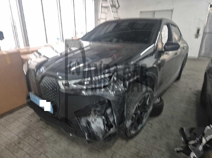 2023 BMW iX xDrive50, photograph 2