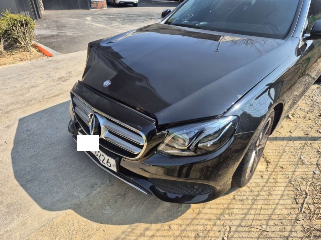 2017 Mercedes-Benz E300, photograph 5