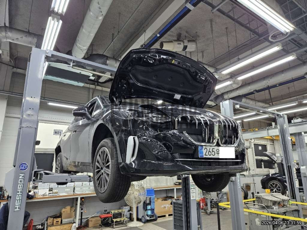 2025 BMW 220i Active Tourer, photograph 4