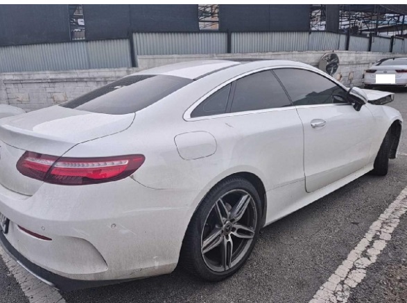 2020 Mercedes-Benz Benz E220 d Coupe, photograph 2