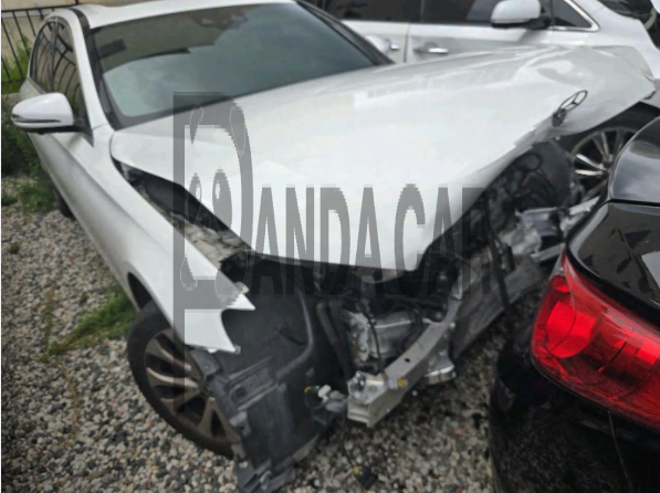 2020 Mercedes-Benz E 300 4MATIC, photograph 3