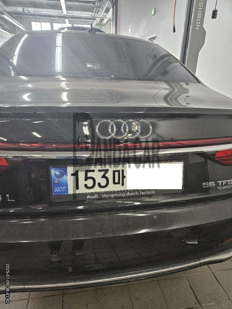 2023 Audi A8 L 55 TFSI quattro, photograph 3
