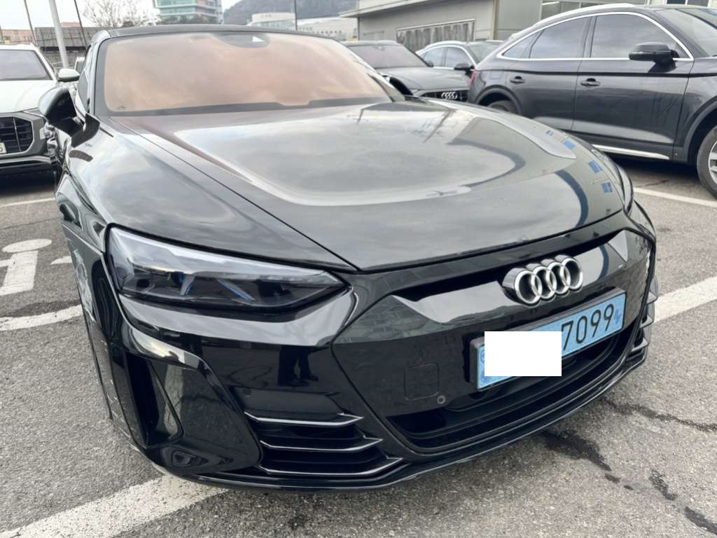 2022 Audi etron GT quattro, photograph 1