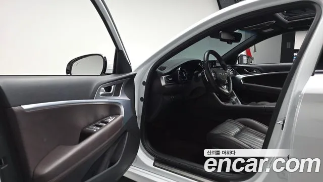 Genesis G70 Gasoline 2.0T 2WD — photo 1 of 36