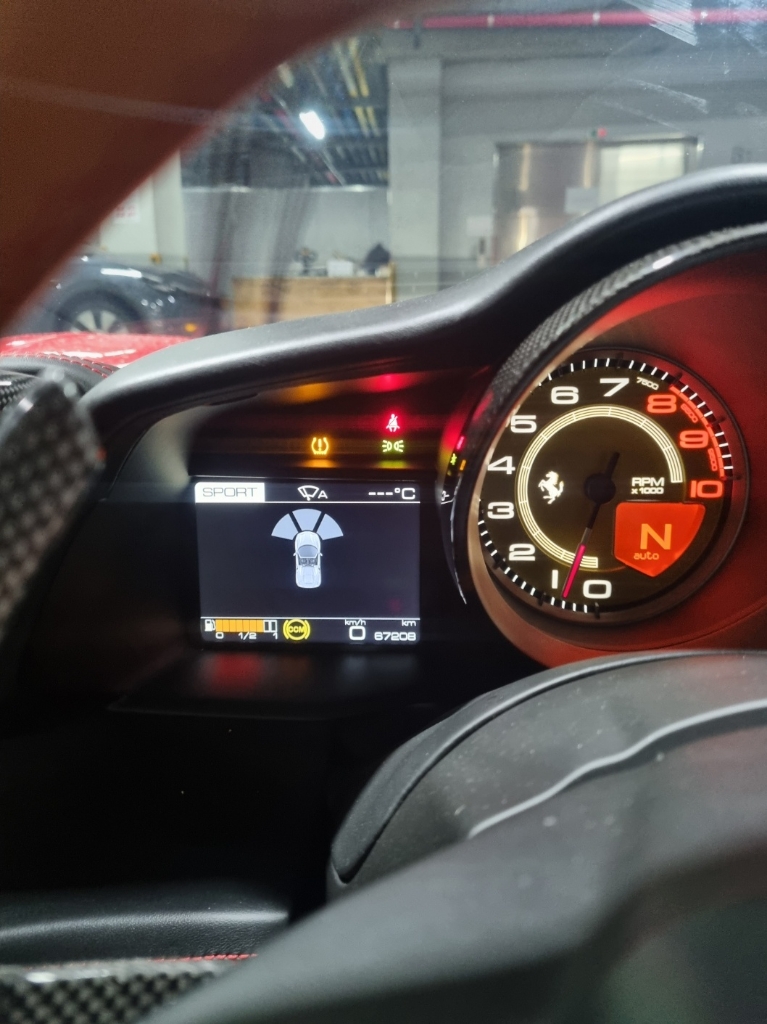 2018 Ferrari 488 Spider, photograph 3