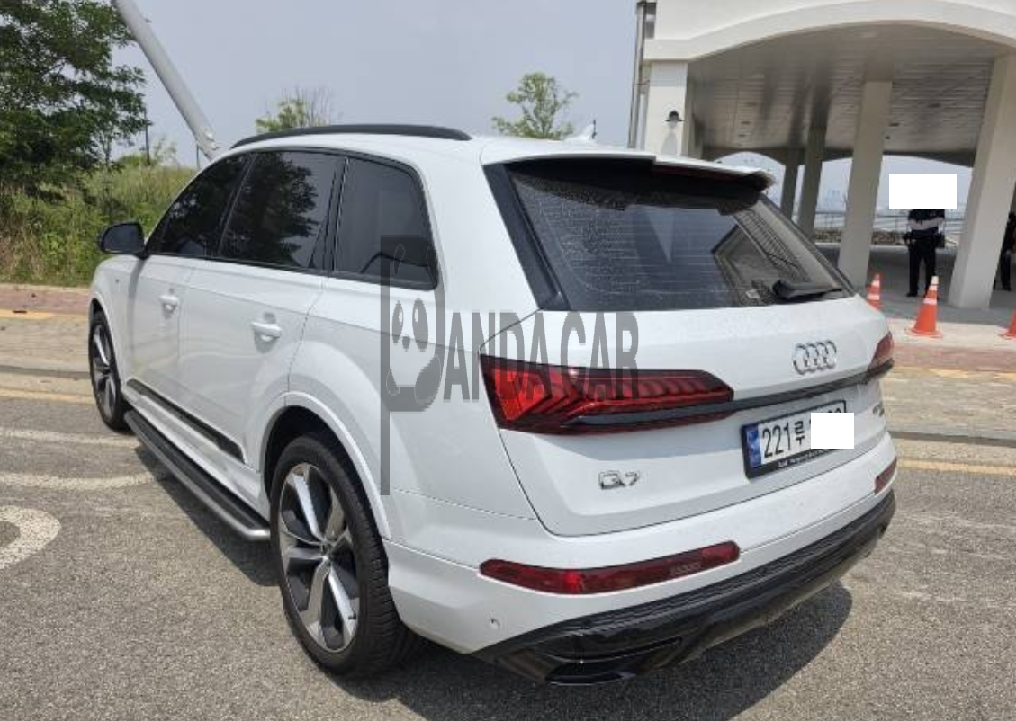 2022 Audi Q7 55 TFSI quattro, photograph 3